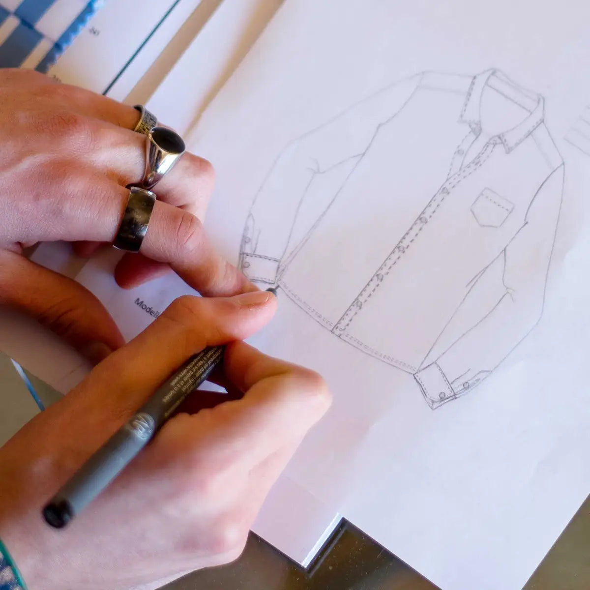 Il disegno di una camicia sul banco di lavoro