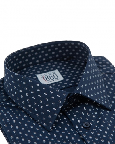 Camicia Alessandria – popeline stampato100% cotone, fondo blu con motivi bianchi
